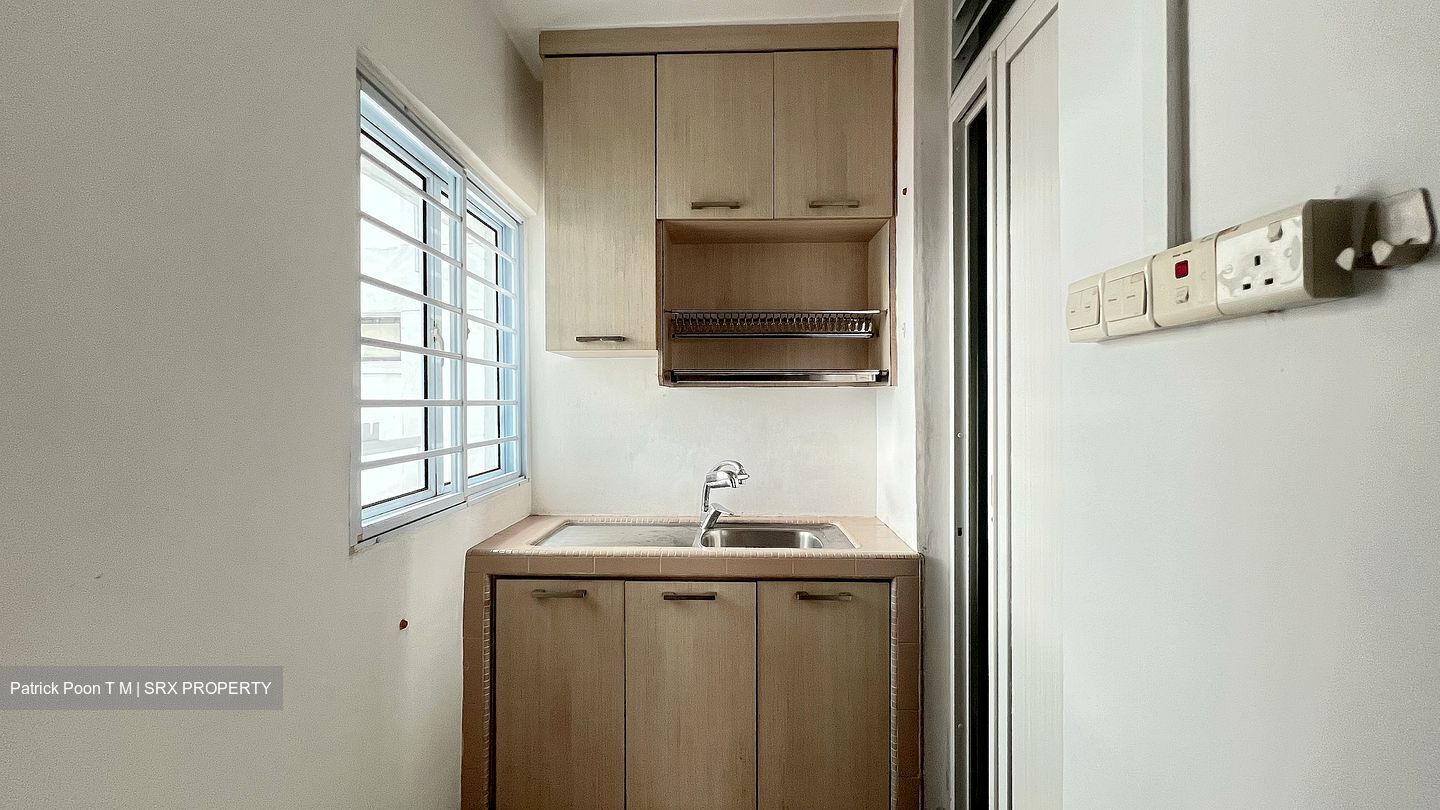 Blk 216 Jurong East Street 21 (Jurong East), HDB Executive #550801091